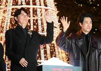 　プレミア点灯式に登場した福山雅治（左）と大泉洋（撮影・堀内翔）