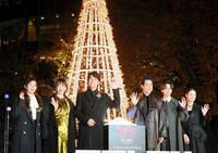 　点灯したツリーの前で手を振る（左から）木村多江、宮沢りえ、福山雅治、大泉洋、永瀬廉、吉田羊（撮影・堀内翔）
