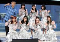 　お見送り芸人しんいち（上段左端）と笑顔でポーズを決めるｕｋｋａのメンバー