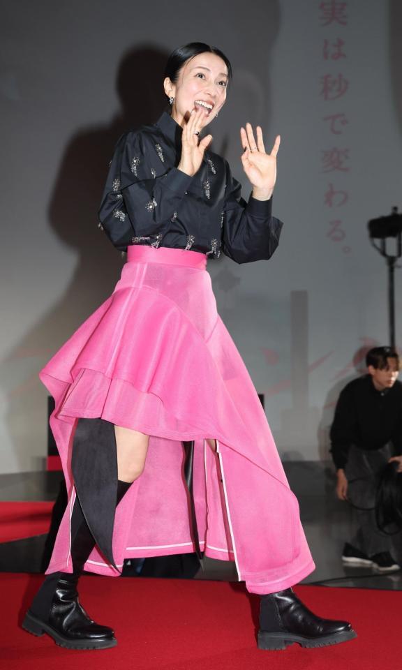 　手を振る柴咲コウ（撮影・佐々木彰尚）