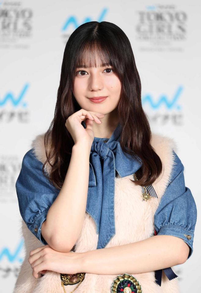 　ポーズを決める小坂菜緒