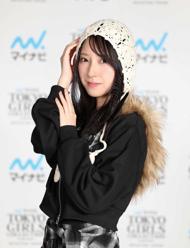 　ポーズを決める金村美玖