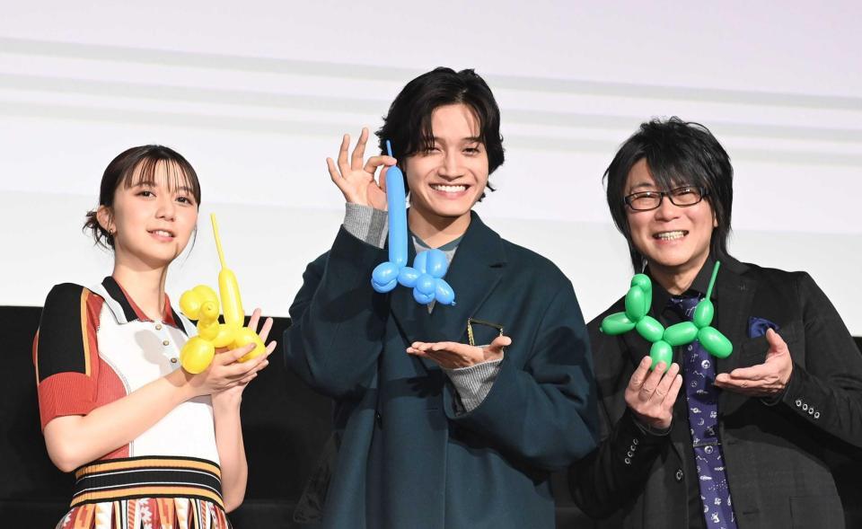 　アートバルーン作品を手にする（左から）上白石萌歌、佐野晶哉、森川智之（撮影・園田高夫）