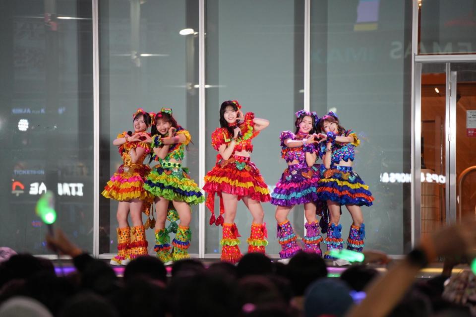 　歌舞伎町でフリーライブを開催した超ときめき♡宣伝部の（左から）菅田愛貴、吉川ひより、坂井仁香、杏ジュリア、辻野かなみ