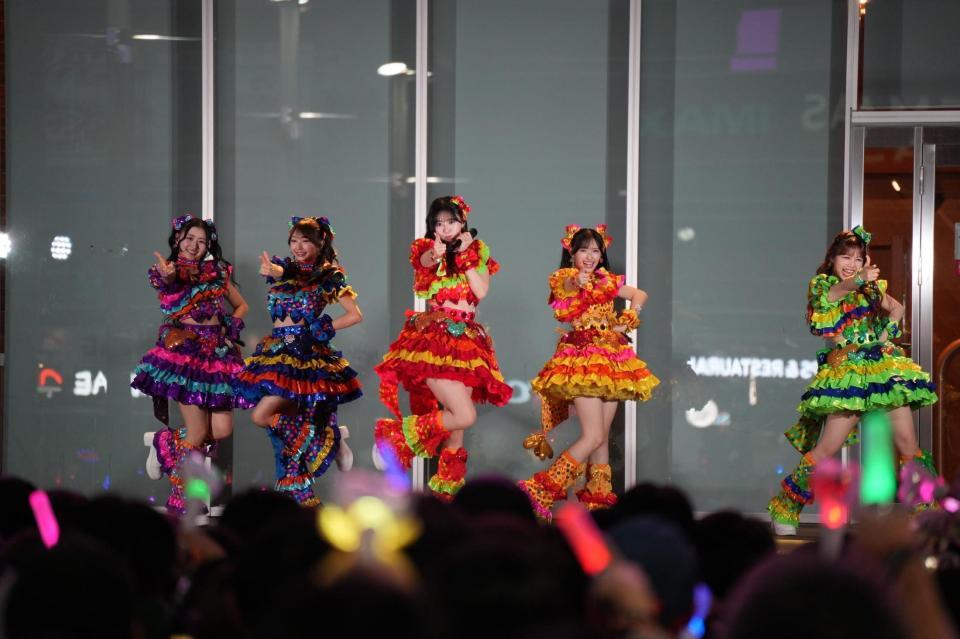 　歌舞伎町でフリーライブを開催した超ときめき♡宣伝部の（左から）杏ジュリア、辻野かなみ、坂井仁香、菅田愛貴、吉川ひより