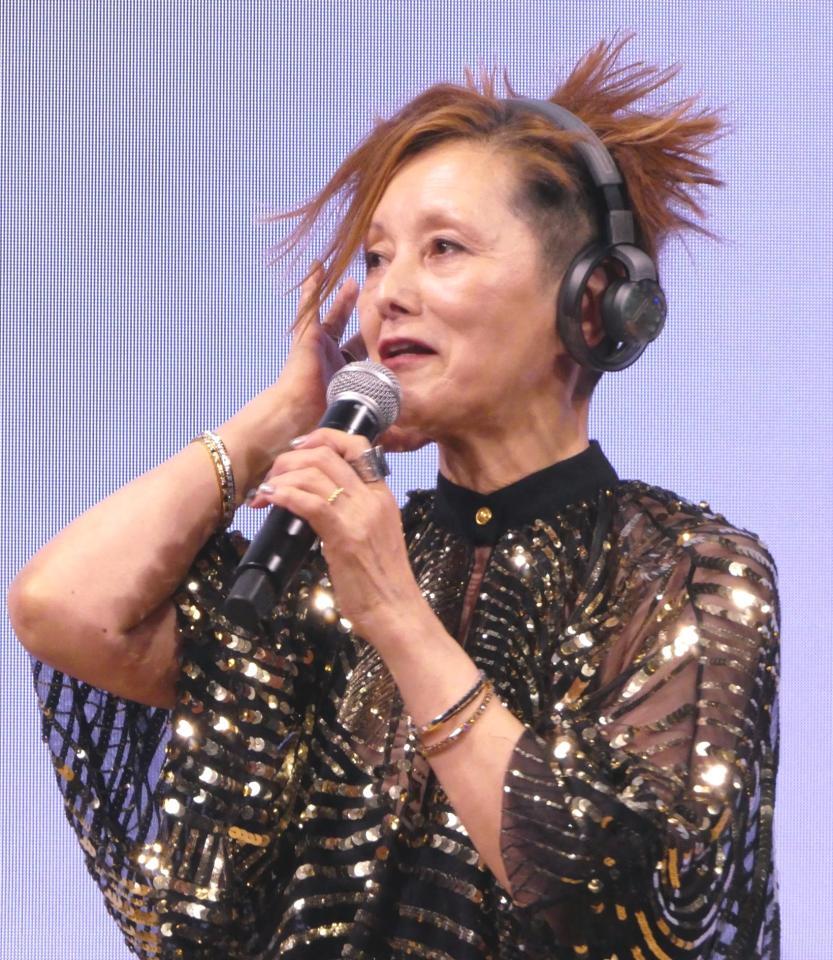 　トークする夏木マリ