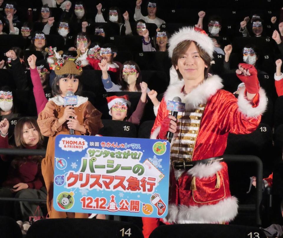 　観客とともに撮影に応じたＤＡＩＧＯ（右）と倉田瑛茉