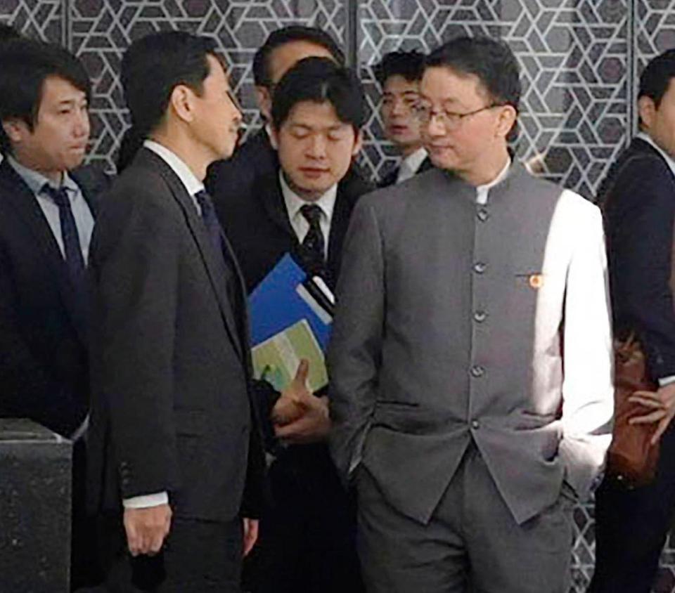 　中国外務省の劉勁松アジア局長（手前右）との協議を終えた日本外務省の金井正彰アジア大洋州局長（同左）＝１８日