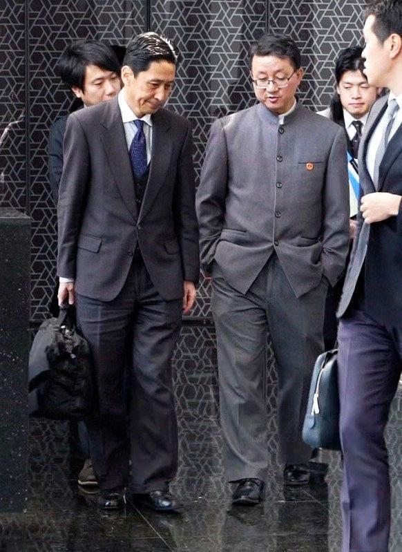 　中国外務省の劉勁松アジア局長（右）との協議を終えた日本外務省の金井正彰アジア大洋州局長＝１８日