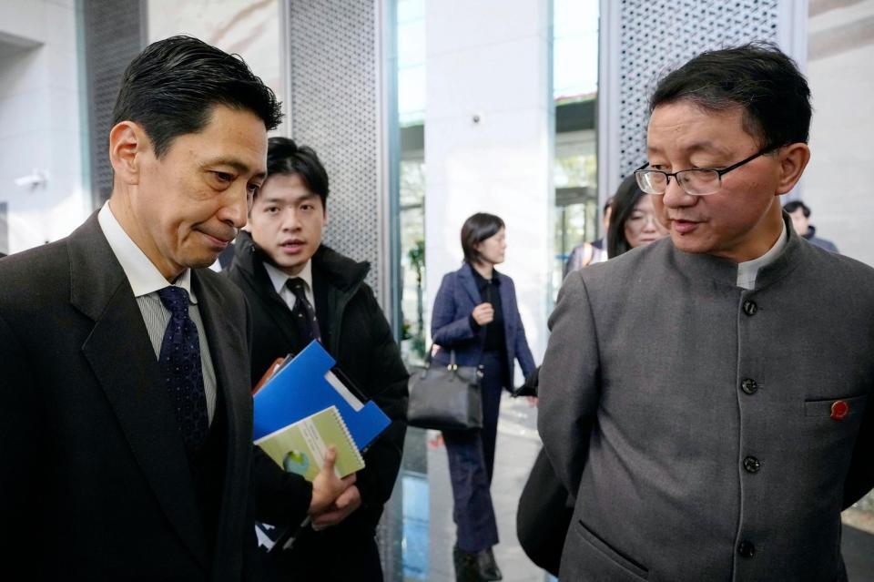 　協議を終えた日本外務省の金井正彰アジア大洋州局長（左）と中国外務省の劉勁松アジア局長（右）＝１８日