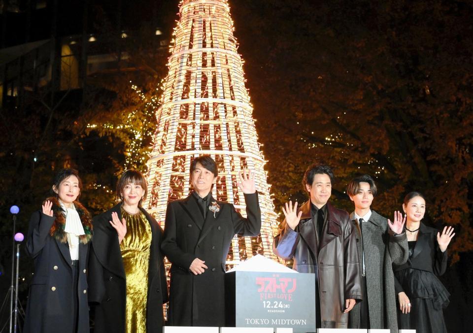 　点灯したツリーの前で手を振る（左から）木村多江、宮沢りえ、福山雅治、大泉洋、永瀬廉、吉田羊（撮影・堀内翔）