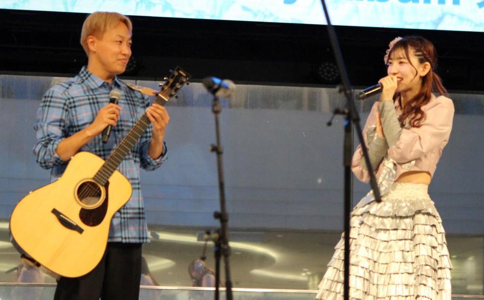 　トークで盛り上げるお見送り芸人しんいち（左）とｕｋｋａ・芹澤もあ