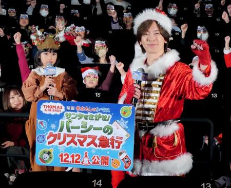 　観客とともに撮影に応じたＤＡＩＧＯ（右）と倉田瑛茉