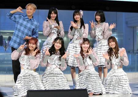 　ポーズを決める（前列左から）結城りな、宮沢友、芹澤もあ、茜空、（後列左から）お見送り芸人しんいち、村星りじゅ、葵るり、若菜こはる