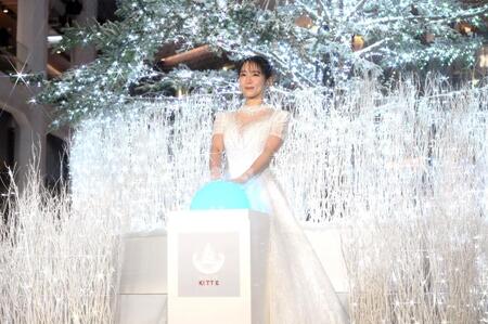 　イルミネーションを点灯させる吉岡里帆（撮影・堀内翔）