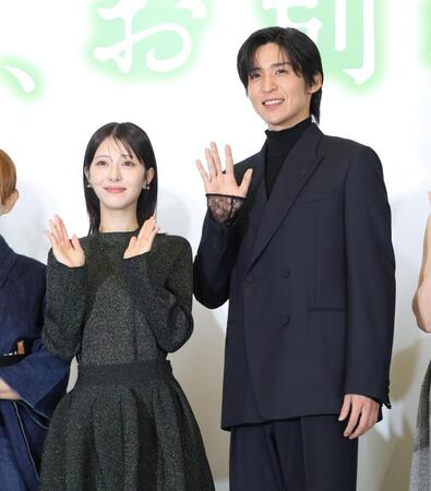 　浜辺美波（左）と並んで手を振る目黒蓮（撮影・西岡正）