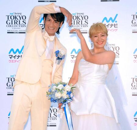 　ハートマークを作る本並健治氏（左）と丸山桂里奈＝２０２０年９月