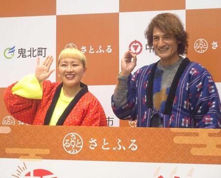 　夫婦そろってイベントに出席した丸山桂里奈（左）と本並健治＝２０２１年１２月