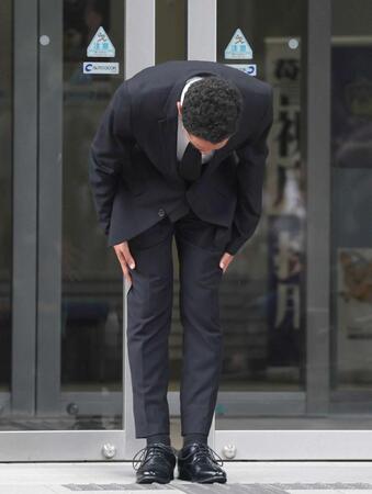 　釈放された草間リチャード敬太＝１０月６日