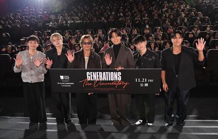 　客席をバックに手を振るＧＥＮＥＲＡＴＩＯＮＳの（左から）小森隼、白濱亜嵐、数原龍友、片寄涼太、佐野玲於、中務裕太（撮影・開出牧）