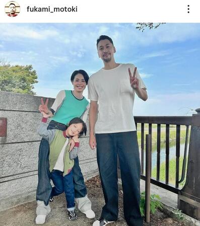 「じゃあ、あんたが」で妻役の西原亜希、娘役の鷲尾心陽と。深水元基のインスタグラム＠ｆｕｋａｍｉ＿ｍｏｔｏｋｉ（１１月１８日付）より