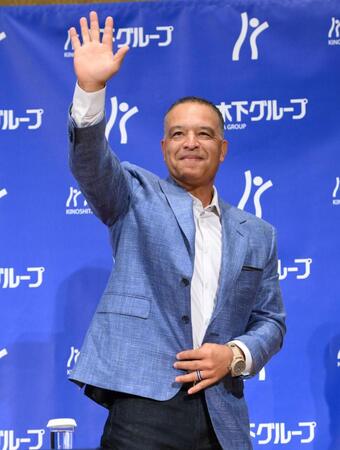 　「木下グループＣＭ第二弾制作発表会」に登場したドジャース・デーブ・ロバーツ監督＝１９日