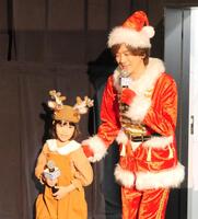 　クリスマスらしさ全開の衣装で登場したＤＡＩＧＯ（右）と倉田瑛茉