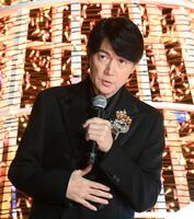 　ファンに話かける福山雅治（撮影・堀内翔）