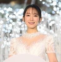 　「ＷＨＩＴＥ　ＫＩＴＴＥ」点灯式に登場した吉岡里帆（撮影・堀内翔）