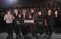 　客席をバックに手を振るＧＥＮＥＲＡＴＩＯＮＳの（左から）小森隼、白濱亜嵐、数原龍友、片寄涼太、佐野玲於、中務裕太（撮影・開出牧）
