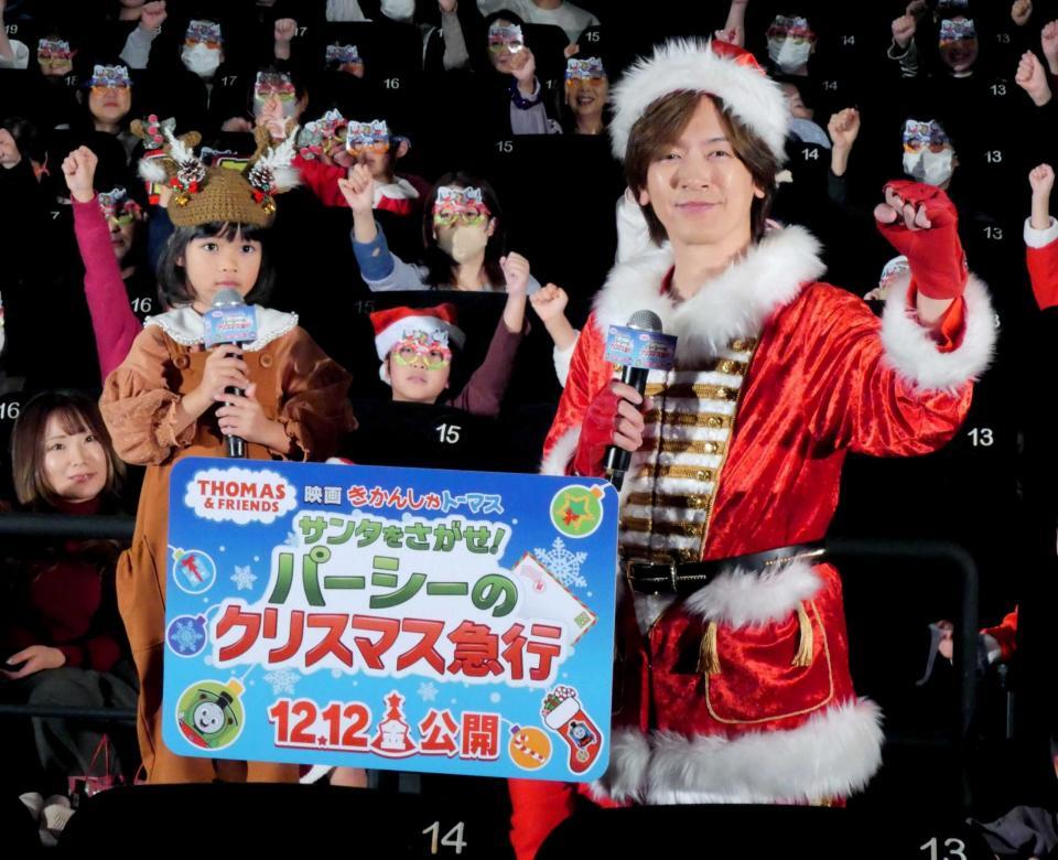 　観客とともに撮影に応じたＤＡＩＧＯ（右）と倉田瑛茉