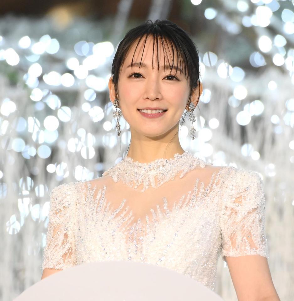 　「ＷＨＩＴＥ　ＫＩＴＴＥ」点灯式に登場した吉岡里帆（撮影・堀内翔）