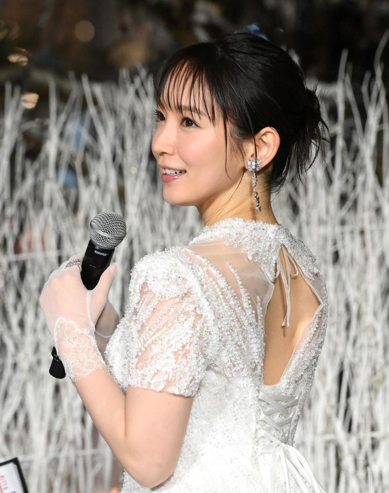 　背中の見えるドレスで登場した吉岡里帆（撮影・堀内翔）