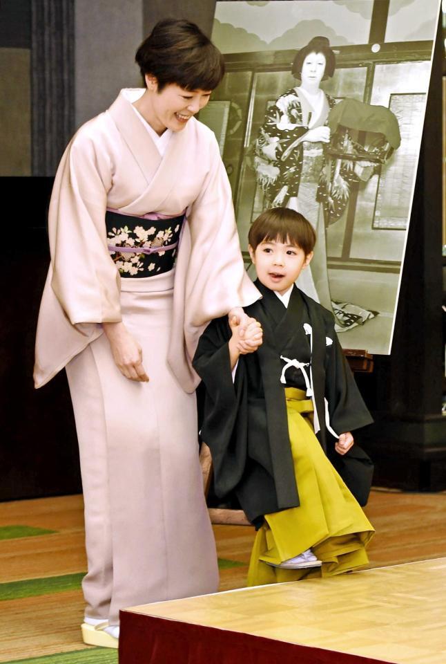 　２０１７年４月、寺島しのぶと長男・眞秀