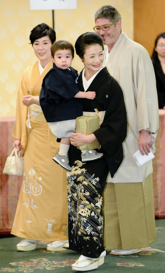 　２０１４年５月、尾上菊之助の結婚披露宴で。（左から）姉の寺島しのぶ夫妻と長男の眞秀を抱っこした母・富司純子