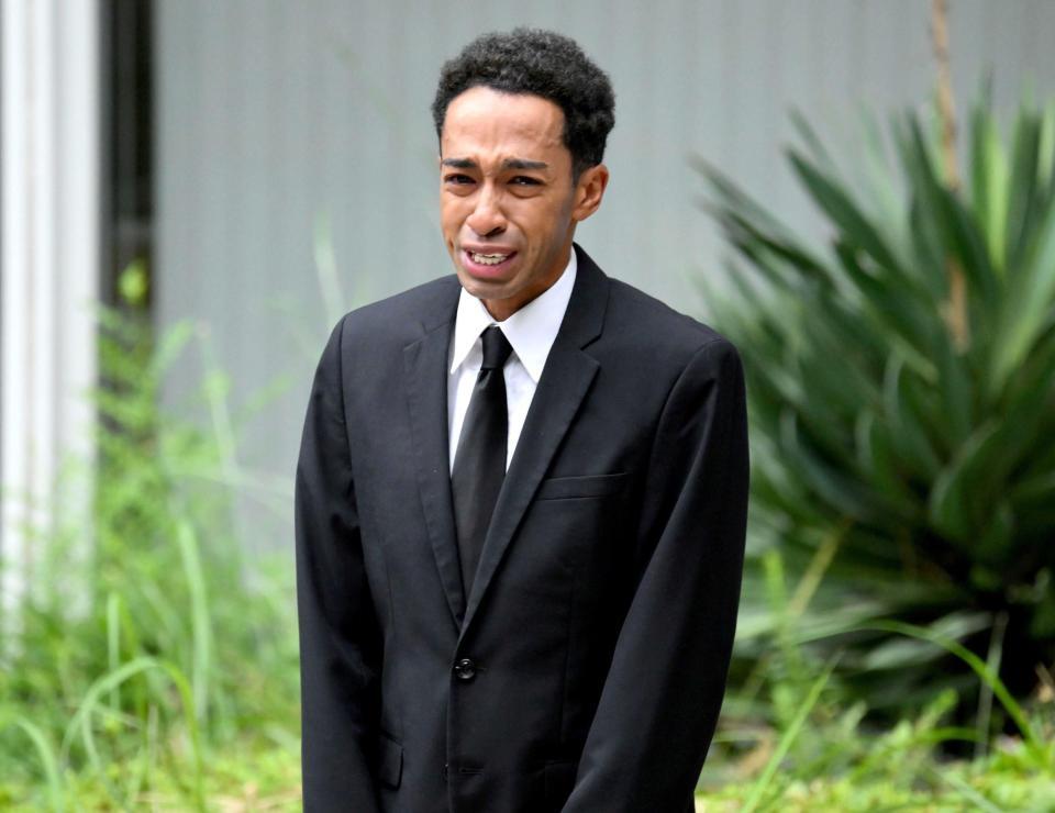 　釈放された草間リチャード敬太＝１０月６日