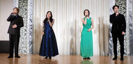 　「俳句」を歌唱する（左から）岡宮来夢、豊原江理佳、潤花、海宝直人