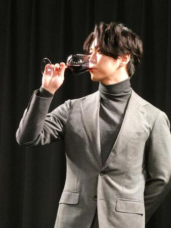 　ワインを飲む亀梨和也