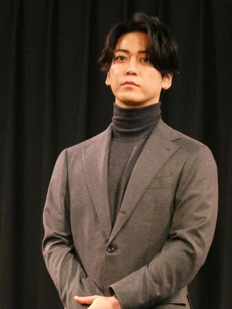 　制作発表会に登壇した亀梨和也