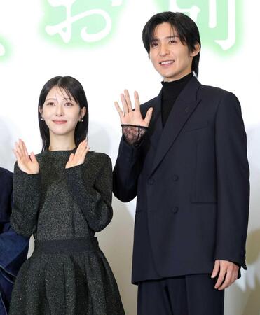 　手を振る目黒蓮（右）と浜辺美波（撮影・西岡正）