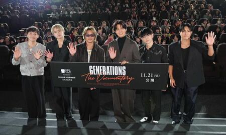 　客席をバックに手を振るＧＥＮＥＲＡＴＩＯＮＳの（左から）小森隼、白濱亜嵐、数原龍友、片寄涼太、佐野玲於、中務裕太（撮影・開出牧）