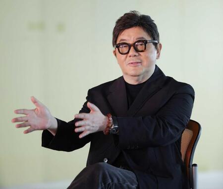 　オーディションについて話す秋元康氏（撮影・西岡正）