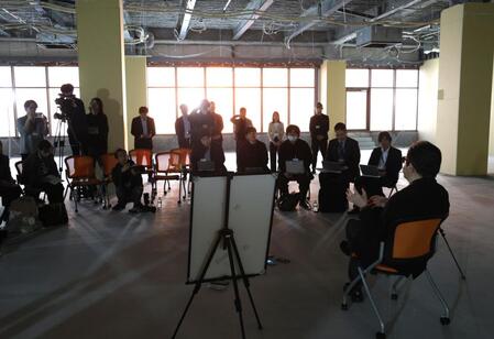 　ＢＯＹ　ＩＤＯＬ　ＧＲＯＵＰの常設劇場の建設現場で取材を受ける秋元康氏（右手前）＝撮影・西岡正