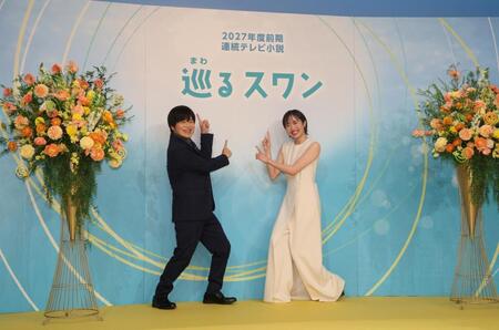 　ポーズを決めるバカリズムと森田望智（右）＝撮影・石井剣太郎