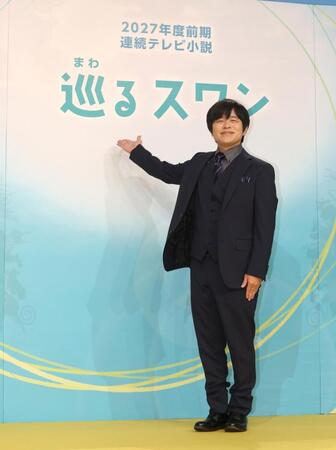 　ポーズを決めるバカリズム（撮影・石井剣太郎）