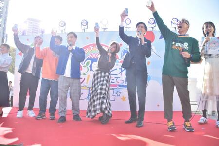 　青空の下、乾杯する円広志（右）。（左から）銀シャリ・橋本直、鰻和弘、月亭八光、羽野晶紀、青木源太アナウンサー