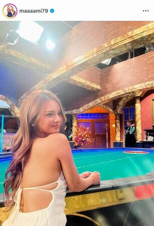 「酒のツマミになる話」収録時の衣装がまぶしい。まぁみのインスタグラム＠ｍａａａａｍｉ７９より