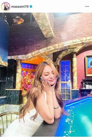 「酒のツマミになる話」収録時の衣装がまぶしい。まぁみのインスタグラム＠ｍａａａａｍｉ７９より