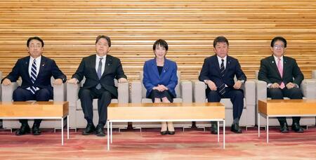 　臨時閣議に臨む高市首相（中央）ら