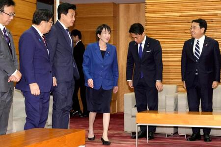 　臨時閣議に臨む高市首相（右から３人目）ら